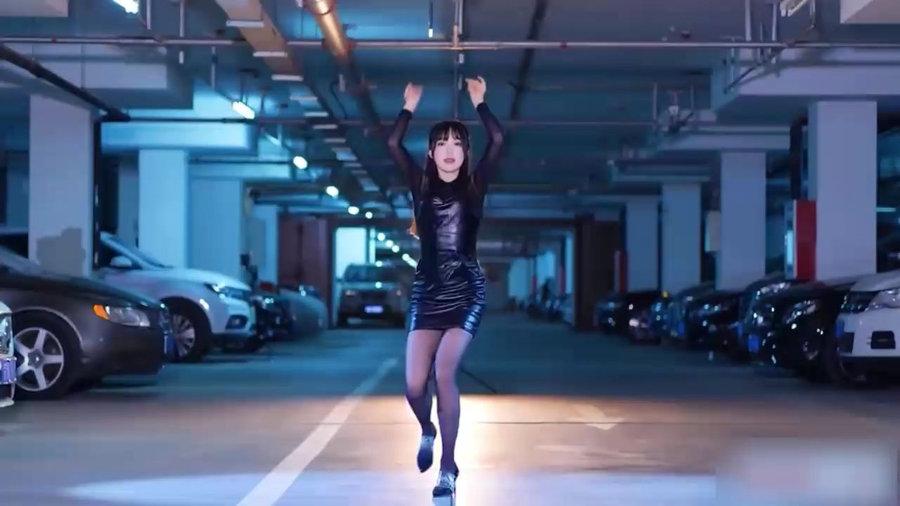 在地下停车场跳舞的小姐姐真酷!